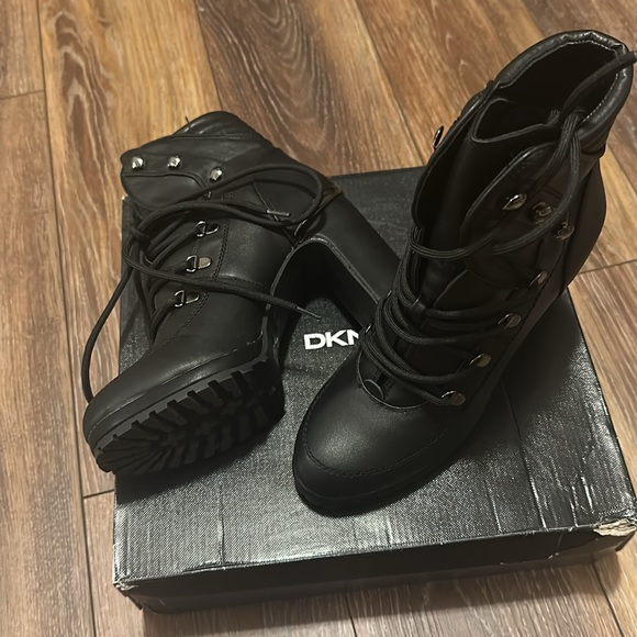 Brand: Vince Camuto
Vince Camuto Women's Andrequa High Heel Sandal Heeled - Picture 2 of 4